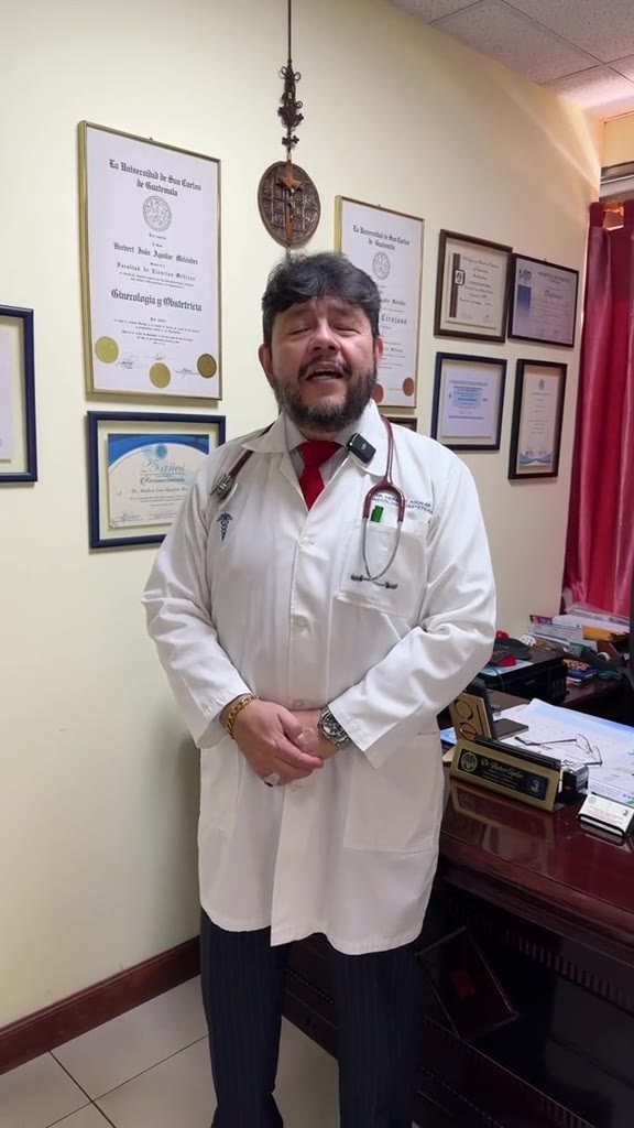 Dr. Herbert Aguilar en su consultorio