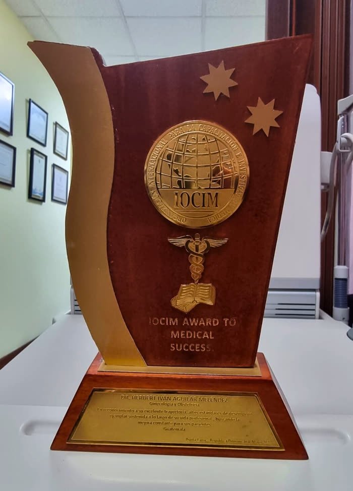 Premio IOCIM al éxito médico, a nombre del Dr. Herbert Iván Aguilar Meléndez